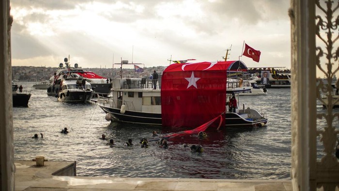 Turki memberi penghormatan pada peringatan meninggalnya Kemal Ataturk yang ke-83. Tampak, dari presiden hingga engendara di jalan raya mengheningkan cipta untuk bapak modernisasi Turki itu.