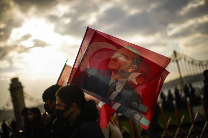 Peringatan ke-83 Meninggalnya Kemal Ataturk Turki memberi penghormatan pada peringatan meninggalnya Kemal Ataturk yang ke-83. Tampak, dari presiden hingga engendara di jalan raya mengheningkan cipta untuk bapak modernisasi Turki itu.