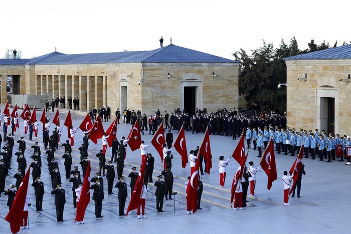 Peringatan ke-83 Meninggalnya Kemal Ataturk Turki memberi penghormatan pada peringatan meninggalnya Kemal Ataturk yang ke-83. Tampak, dari presiden hingga engendara di jalan raya mengheningkan cipta untuk bapak modernisasi Turki itu.