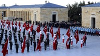 Presiden Recep Tayyip Erdogan dan sejumlah tokoh nasional saat memperingati meninggalnya bapak modernisasi Turki, Mustafa Kemal Ataturk, di kompleks makam Ataturk, di Ankara, (10/1). Bapak bangsa itu dilahirkan di Selanik, Yunani, pada masa Kesultana Utsmaniyah, 19 Mei 1881. Ia meninggal di Istana Dolmabajce, 10 November 1938.  (AP Photo/Burhan Ozbilici)