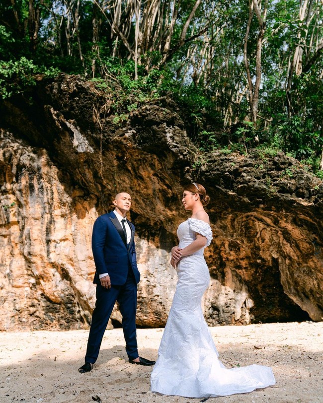 Penampilan Farina Rebecca semakin cantik bak ratu sehari saat memakai headpiece dari Rinaldy Yunardi. Foto: Instagram @miller_khan