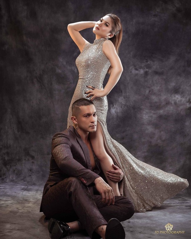 Farina yang dikenal sebagai selebgram telah membagikan foto-foto prewedding di Instagram. Dalam foto yang dibagikan, mereka tampak mesra dan tak ragu berpose provokatif. Foto: Instagram @miller_khan