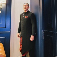 Sedangkan Miller tampak mengenakan setelan hitam yang dipadukan dengan kain dari Rumah Mode Brutus. Foto: Instagram @minbrutus