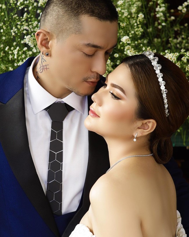 Miller Khan dan Farina Rebecca diketahui berpacaran sejak tahun lalu. Pria asal Malaysia itu pun melamarnya awal tahun ini di helikopter. Hubungan mereka sempat jadi perbincangan karena perbedaan agama.Foto: Instagram @miller_khan