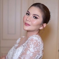 Begini penampilan cantik Farina Rebecca memakai kebaya putih ramai manik-manik untuk pernikahannya. Ia terlihat menawan degn makeup flawless dan tatanan rambut elegan. Foto: Instagram