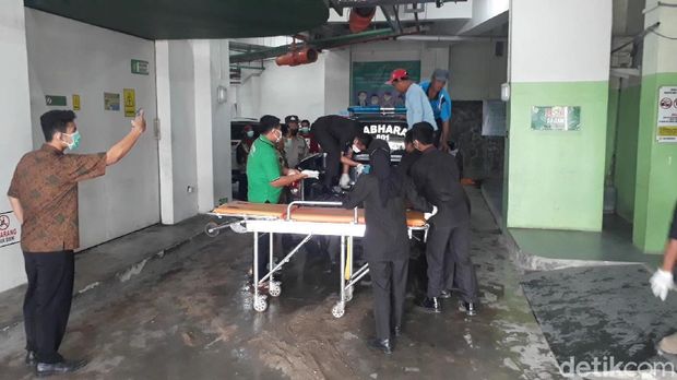 pohon roboh tewaskan pengendara motor