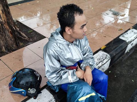 Hujan deras disertai angin kencang melanda Kota Surabaya. Dampaknya, pohon trembesi tumbang di Jalan Raya Gubeng, Surabaya.