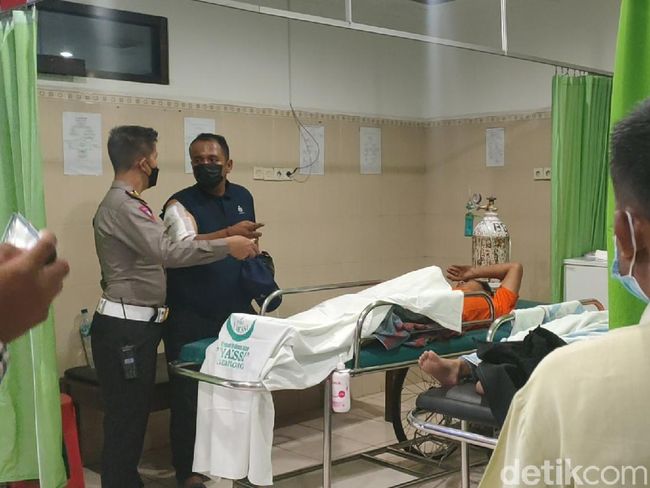 Polisi cek korban kecelakaan bus vs 2 minibus di Sragen, Kamis (11/11/2021).
