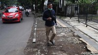 Kerusakan pada trotoar ini membuat pejalan kaki menjadi tidak nyaman.