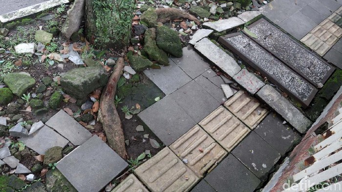 Trotoar di Jalan Gatot Subroto, Kota Bandung, Jawa Barat, rusak parah. Begini kondisinya.
