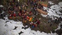 Diketahui, sejumlah umat Hindu di kawasan New Delhi berkumpul di Sungai Yamuna untuk menggelar ritual selama festival Chhath Puja pada Rabu (10/11/2021) waktu setempat.