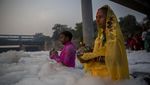 Potret Warga India Gelar Ritual di Sungai yang Penuh Limbah