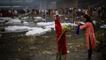 Potret Warga India Gelar Ritual di Sungai yang Penuh Limbah