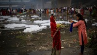 Meski Sungai Yamuna diselimuti limbah, ritual tetap digelar di area sungai tersebut. 