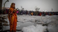Sementara itu diketahui, ritual yang digelar saat festival Chhath Puja ini dilakukan untuk berterima kasih kepada dewa matahari karena telah menopang kehidupan di bumi.