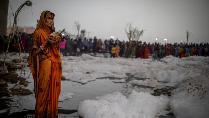 Sejumlah umat Hindu di India menggelar ritual di Sungai Yamuna, New Delhi. Ritual itu diselenggarakan di tengah sungai yang dipenuhi busa limbah. Ini potretnya.