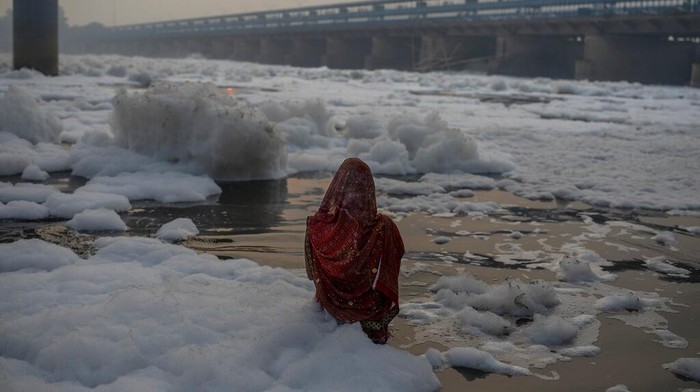 Potret Warga India Gelar Ritual di Sungai yang Penuh Limbah Sejumlah umat Hindu di India menggelar ritual di Sungai Yamuna, New Delhi. Ritual itu diselenggarakan di tengah sungai yang dipenuhi busa limbah. Ini potretnya.