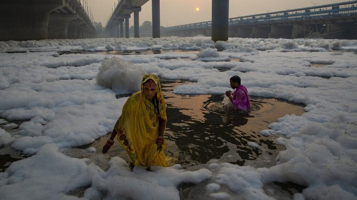 Sejumlah umat Hindu di India menggelar ritual di Sungai Yamuna, New Delhi. Ritual itu diselenggarakan di tengah sungai yang dipenuhi busa limbah. Ini potretnya.