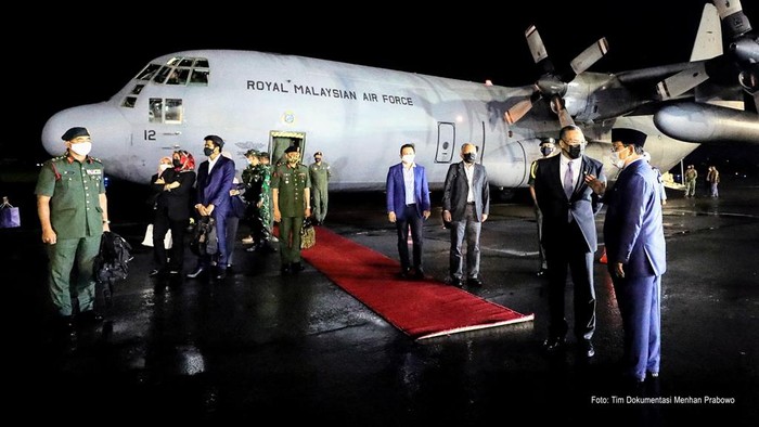 Prabowo Subianto Jemput Kedatangan Menhan Malaysia di Bandung Menteri Pertahanan Prabowo Subianto menyambut langsung kedatangan Menhan Malaysia ke Indonesia. Ia menjemput Menhan Malaysia di Bandara Husein Sastranegara, Bandung.