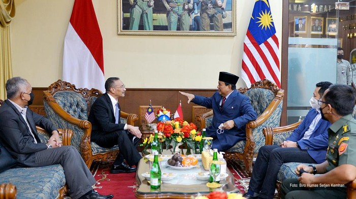 Menteri Pertahanan Prabowo Subianto menyambut langsung kedatangan Menhan Malaysia ke Indonesia. Ia menjemput Menhan Malaysia di Bandara Husein Sastranegara, Bandung.