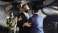 Menteri Pertahanan Prabowo Subianto menjemput kedatangan Menteri Pertahanan Malaysia YB Dato Seri Hishammuddin Hussein pada Rabu (10/11) malam.