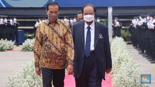 Presiden Joko Widodo (kiri) dan Ketua Umum Partai NasDem Surya Paloh (kanan)