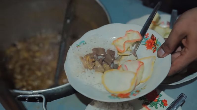 Raditya Dika Ungkap Tempat Makan Enak dan Legendaris di Blok M