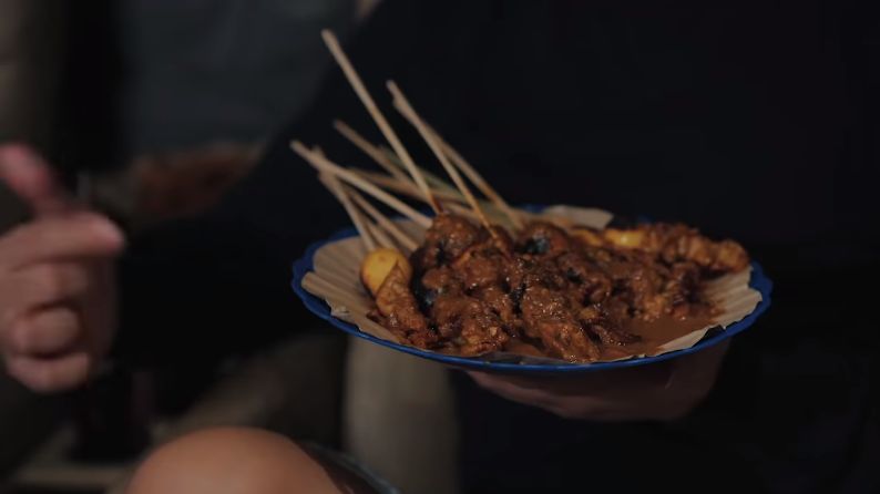 Raditya Dika Ungkap Tempat Makan Enak dan Legendaris di Blok M