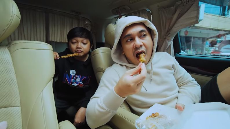 Raditya Dika Ungkap Tempat Makan Enak dan Legendaris di Blok M