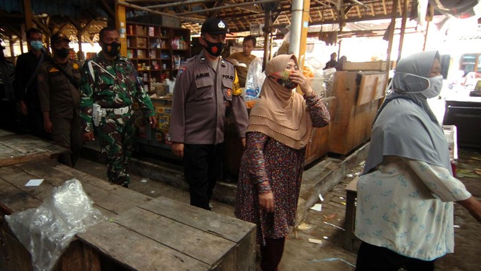 Petugas Satgas COVID-19 membawa paksa dua pedagang yang belum divaksin saat melakukan razia warga yang belum divaksin COVID-19, di Pasar Bandung, Tegal, Jawa Tengah, Kamis (11/11/2021). Razia oleh Pemerintah Kota Tegal, bersama TNI-Polri dan Satpol PP tersebut sebagai upaya pencegahan penyebaran COVID-19 dan langkah antisipasi munculnya COVID-19 gelombang ketiga yang diprediksi pada Desember 2021. ANTARA FOTO/Oky Lukmansyah/tom.