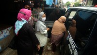 Petugas Satgas COVID-19 membawa  dua pedagang yang belum divaksin saat melakukan razia warga yang belum divaksin COVID-19, di Pasar Bandung, Tegal, Jawa Tengah, Kamis (11/11/2021).