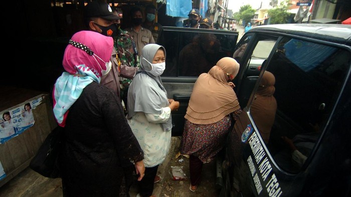 RAZIA PEDAGANG YANG BELUM DIVAKSIN Petugas Satgas COVID-19 membawa paksa dua pedagang yang belum divaksin saat melakukan razia warga yang belum divaksin COVID-19, di Pasar Bandung, Tegal, Jawa Tengah, Kamis (11/11/2021). Razia oleh Pemerintah Kota Tegal, bersama TNI-Polri dan Satpol PP tersebut sebagai upaya pencegahan penyebaran COVID-19 dan langkah antisipasi munculnya COVID-19 gelombang ketiga yang diprediksi pada Desember 2021. ANTARA FOTO/Oky Lukmansyah/tom.