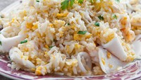 Thailand juga punya nasi goreng cumi ala thailand yang memakai isian cumi-cumi segar dengan bumbu pedas gurih. Disajikan hangat dengan irisan cabe rawit makin sedap. Buat sendiri dengan melihat resep berikut ini. Foto: iStock