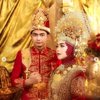 Ria Ricis dan Teuku Ryan sendiri sebelumnya sudah menggelar acara pertunangan pada 23 September 2021. Menjelang pernikahan, keduanya pun sudah menggelar acara pengajian dan siraman. Rencananya penikahan Ricis dan Ryan akan diselenggarakan pada 12 November 2021. Foto: Instagram/@fdphotography90