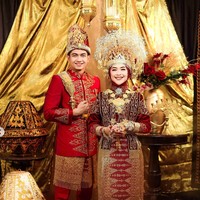 Akan segera melangsungkan pernikahan, Ria Ricis dan Teuku Ryan masih terlihat sibuk melakukan pemotretan prewedding. Kali ini keduanya memilih mengenakan baju adat Aceh. Foto: Instagram/@fdphotography90