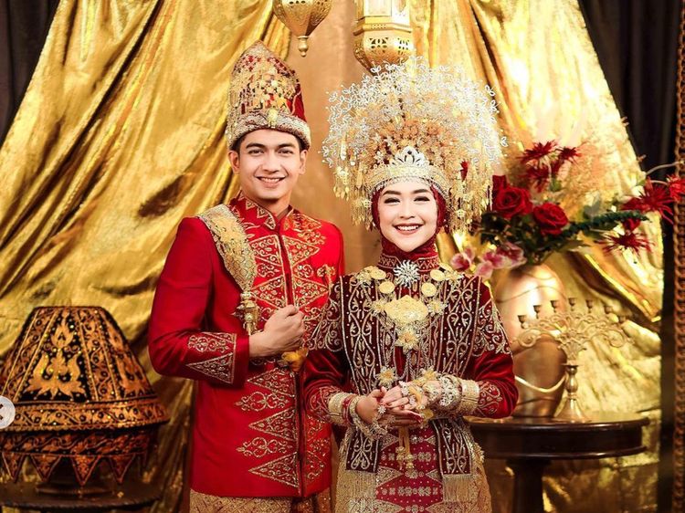 8 Prewedding Ria Ricis & Teuku Ryan yang Menikah Besok, Kompak Berbaju Adat