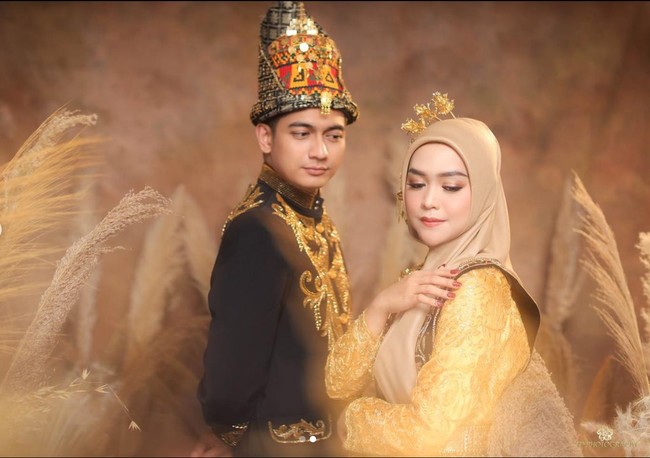 Ria Ricis terlihat anggun dan fresh dengan makeup natural dan lipstik berwarna merah muda. Bagaimana menurutmu penampilan keduanya? Foto: Instagram/@fdphotography90