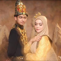 Ria Ricis terlihat anggun dan fresh dengan makeup natural dan lipstik berwarna merah muda. Bagaimana menurutmu penampilan keduanya? Foto: Instagram/@fdphotography90