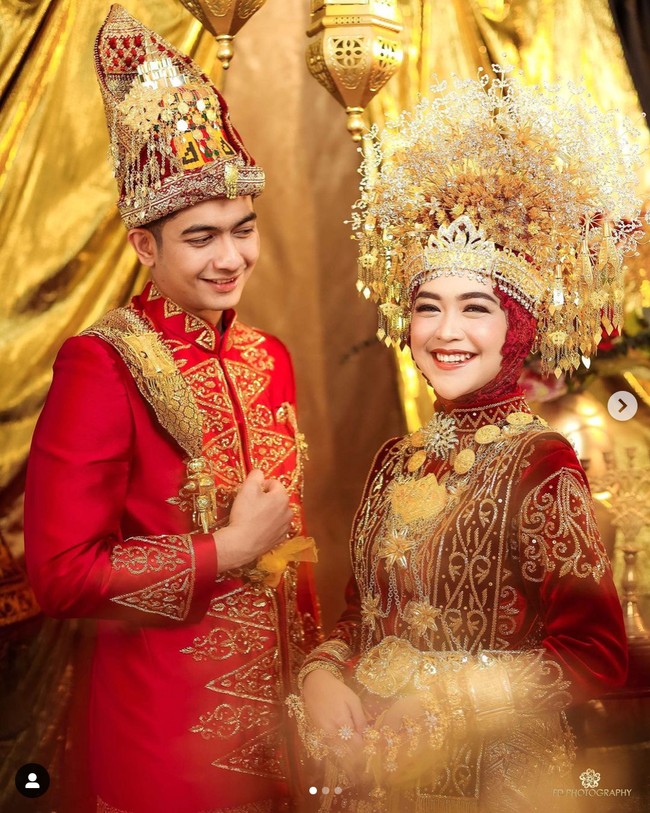 Sedangkan Teuku Ryan tampil gagah dengan busana adat Aceh yang dilengkapi dengan penutup kepala. Bagaimana penampilan keduanya, sudah cocok menjadi pasangan suami-istri belum nih? Foto: Instagram/@fdphotography90