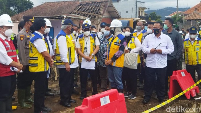 Banjir bandang terjadi di Kota Batu pada Kamis (4/11). Kementerian PUPR akan merelokasi warga yang terdampak banjir bandang tersebut.