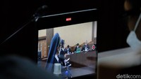 Hakim ketua Saifuddin Zuhri bertanya kepada saksi Fransisca terkait status tanah Munjul saat ini. Fransisca menegaskan saat ini tanah itu masih milik Kongregasi Suster-suster Carolus Boromeus dan belum berpindah tangan.