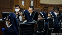 Terdakwa serius mendengarkan jawaban para saksi. Suster ini dari Kongregasi Suster-suster Carolus Boromeus (Kongregasi Suster CB) yang menjelaskan status lahan DP Rp 0.