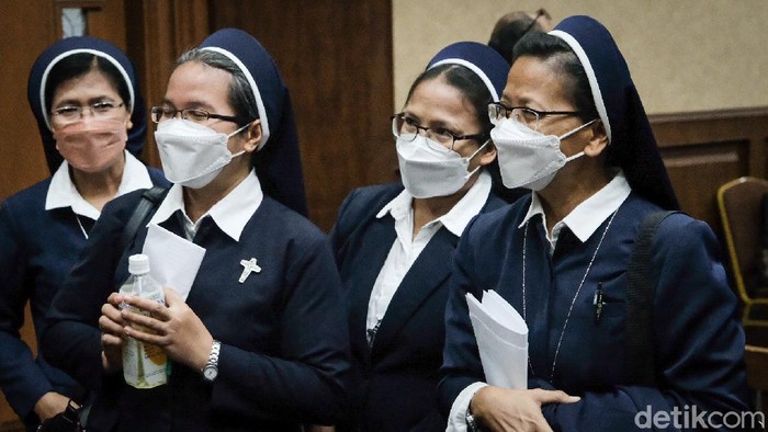 Saat 4 Suster Bersaksi di Sidang Kasus Lahan Rumah DP Rp 0 Sejumlah suster Carolus Boromeus bersaksi dalam sidang terdakwa eks Dirut Sarana Jaya Yoory Corneles. Sidang digelar terkait kasus korupsi lahan rumah DP Rp 0.