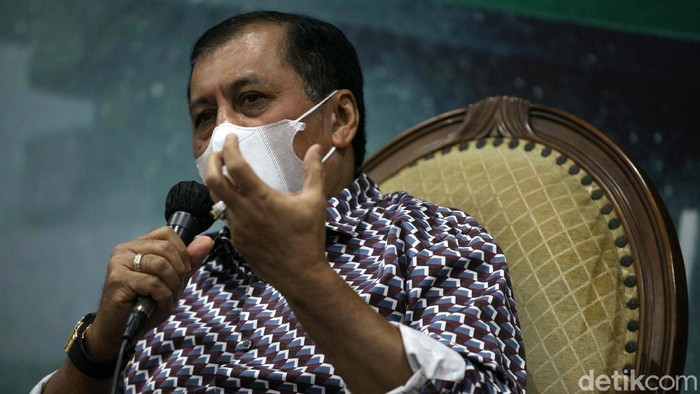 Saat Nurdin Halid Berkelakar Soal Ganjar Pranowo Nurdin Halid menjadi pembicara dalam diskusi 'Fenomena Kemunculan Relawan Capres Sejak Dini: Siapa Punya Ambisi?' Ia berkelakar soal Ganjar Pranowo.