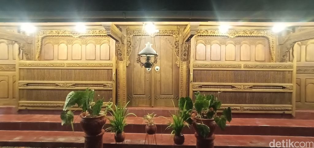 Salah satu ikon rumah adat khas Kudus yang berada di Desa Janggalan Kecamatan Kota, Rabu (10/11/2021)