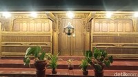Jerussalem merupakan asal dari Jafar Sodiq, nama asli dari Sunan Kudus. Banyak peninggalan Sunan Kudus yang kini masih dilestarikan oleh masyarakat Desa Janggalan. Salah satunya adalah rumah kuno ini. (Dian Utoro Aji/detikTravel)