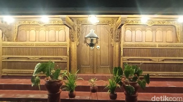 Jerussalem merupakan asal dari Jafar Sodiq, nama asli dari Sunan Kudus. Banyak peninggalan Sunan Kudus yang kini masih dilestarikan oleh masyarakat Desa Janggalan. Salah satunya adalah rumah kuno ini. (Dian Utoro Aji/detikTravel) Jerussalem merupakan asal dari Jafar Sodiq, nama asli dari Sunan Kudus. Banyak peninggalan Sunan Kudus yang kini masih dilestarikan oleh masyarakat Desa Janggalan. Salah satunya adalah rumah kuno ini. (Dian Utoro Aji/detikTravel)