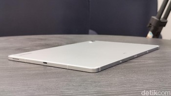 Tablet ini memiliki slot SIM Card yang mendukung koneksi 5G. Baterainya berkapasitas 10.090 mAh dengan dukungan fast charging 45W. Foto: Adi Fida Rahman/detikINET