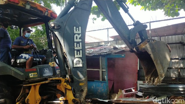 Satpol PP Makassar bongkar lapak PKL sarang miras. (Ibnu/detikcom)