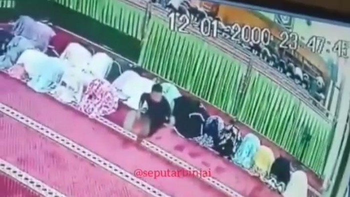 Screenshot Video Viral Pria Mencuri Tas Jemaah di Masjid Agung Binjai (istimewa)